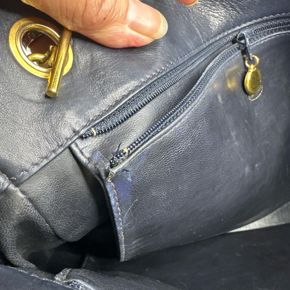 CHANEL Black and Gold Quilted Shoulder Bag - Picture 6 of 8